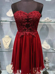 Vestido de fiesta hasta la rodilla de gasa color rojo vino con apliques de encaje