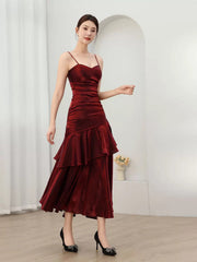 Vestido de noche largo con tirantes de sirena color rojo vino.