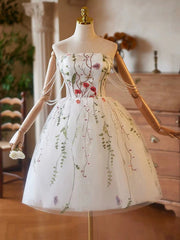 Vestido de fiesta corto de tul color marfil hasta la rodilla con escote redondo