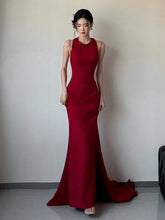 Vestido de noche largo de spandex con cuello halter y corte sirena en color rojo vino