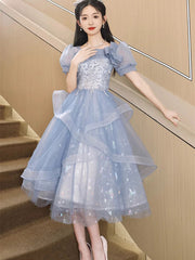 Vestido de fiesta azul claro de manga corta con encaje y largo hasta la rodilla