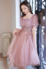 Vestido de fiesta de tul con encaje y mangas cortas en color rosa oscuro