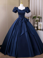 Vestido de fiesta azul marino de satén con escote en forma de A y mangas cortas