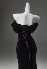 Vestido de noche largo de sirena con hombros descubiertos y terciopelo negro