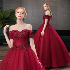 Vestido de fiesta rojo vino con escote en forma de corazón y hombros descubiertos