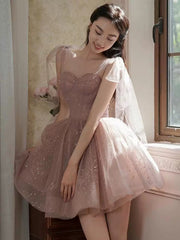 Lindo vestido de fiesta corto de tul brillante en color rosa oscuro con escote en forma de corazón