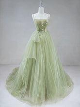 Vestido de fiesta de tul verde con tirantes en forma de A y espalda escotada