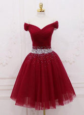 Adorable vestido rojo oscuro para el regreso a casa
