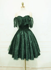 Hermoso vestido de fiesta corto con hombros descubiertos y encaje verde oscuro
