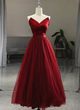 Vestido de fiesta de tul rojo vino con escote en V y longitud hasta la rodilla