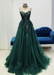 Vestido formal largo de tul verde con apliques de encaje y escote en forma de corazón
