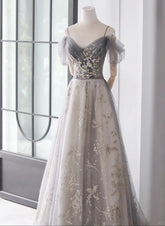 Vestido de fiesta largo de tul gris claro con tirantes en forma de A