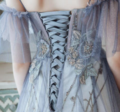 Hermoso vestido de fiesta de tul con hombros descubiertos y tirantes degradados en forma de A