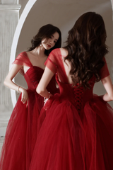 Vestido de noche largo de tul con escote en forma de corazón y cuentas en color rojo vino