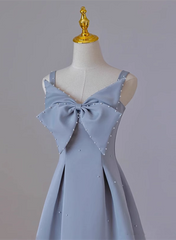 Vestido formal de satén con tirantes finos, largo hasta la rodilla, color gris azulado