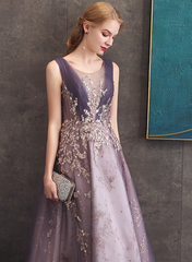 Vestido formal largo de tul morado con apliques de encaje y corte en A