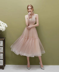 Lindo vestido de fiesta con tirantes de tul y largo hasta la rodilla