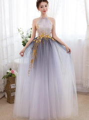 Hermoso vestido de noche de tul con escote halter degradado y encaje