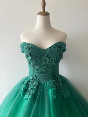 Vestido de fiesta verde de tul con hombros descubiertos y apliques de encaje