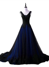 Vestido formal largo con apliques de encaje y escote en V en negro y azul