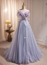Vestido formal largo morado claro con escote en forma de corazón y hombros descubiertos