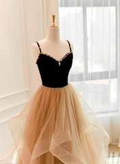 Precioso vestido de fiesta color champán con tirantes y cuentas en forma de A