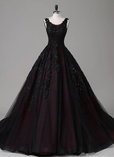 Vestido formal largo de tul negro y rojo sin espalda