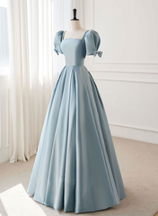 Vestido formal largo de satén azul con mangas cortas y corte en A