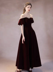 Vestido de fiesta largo de terciopelo rojo vino con corte A y hombros descubiertos