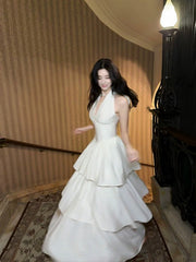 Vestido de fiesta largo elegante con capas y corte A en blanco con cuello halter