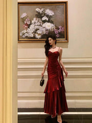 Vestido de fiesta elegante de satén con tirantes de sirena en color rojo vino