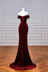 Vestido de noche de sirena con hombros descubiertos en terciopelo rojo vino