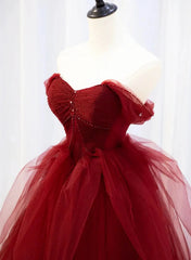 Vestido de fiesta largo de tul con cuentas y escote en forma de corazón en color rojo vino