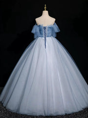 Vestido de fiesta azul de tul con escote en forma de A, hombros descubiertos y cuentas en forma de corazón