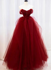 Vestido de fiesta largo de tul con cuentas y escote en forma de corazón en color rojo vino