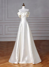 Vestido de fiesta largo de satén blanco con hombros descubiertos y corte A