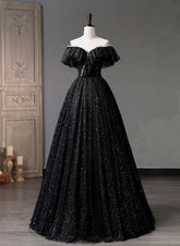 Vestido de fiesta negro de tul con hombros descubiertos y cuentas en forma de A