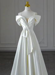 Vestido de noche blanco de satén con corte A y hombros descubiertos