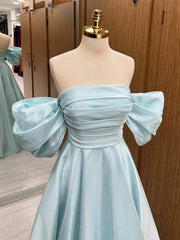 Vestido de fiesta largo de satén azul con hombros descubiertos