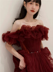 Encantador vestido de fiesta de tul con cuentas y hombros descubiertos en color rojo vino