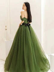 Vestido formal largo de tul verde con hombros descubiertos