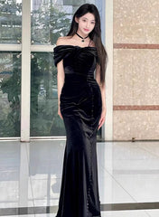 Vestido de fiesta largo de sirena con hombros descubiertos y terciopelo negro
