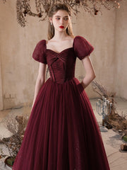 Vestido de fiesta de tul con mangas cortas abullonadas en color rojo vino