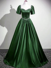 Vestido formal largo de satén verde con cuentas y mangas cortas