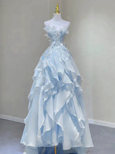 Vestido de fiesta largo con espalda baja y diseño de hada de moda en azul claro