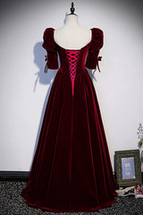 Vestido de fiesta de boda de terciopelo rojo vino con mangas cortas y corte A