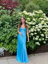 Precioso vestido de fiesta formal con escote en forma de corazón y tirantes largos azules