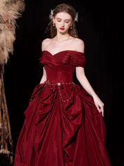 Vestido de fiesta largo con hombros descubiertos y escote en forma de corazón en color rojo vino