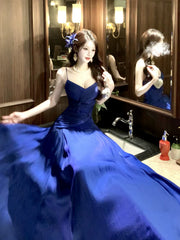 Vestido de noche azul de gasa con corte en A y largo hasta el suelo