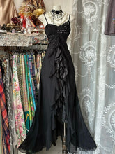 Vestido largo de fiesta de gasa negra con tirantes y cuentas